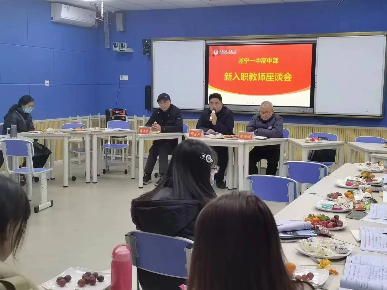 邓再斌校长与会青年教师交流.jpg