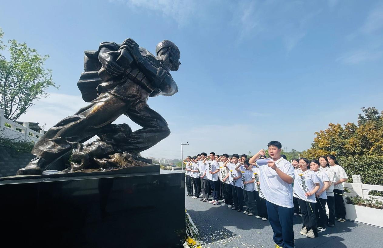 清明祭英烈 ,弘扬民族魂——记遂宁一中2024清明祭英烈活动7.png