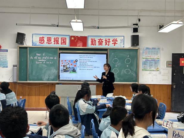 杨丽老师授课.png