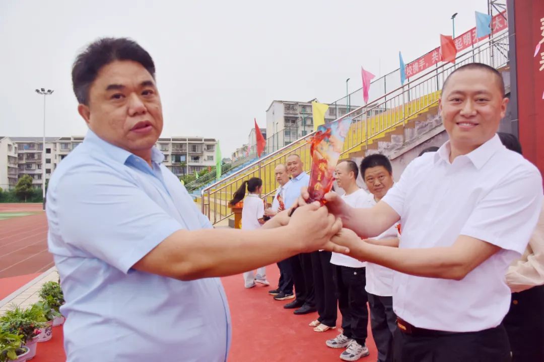 学校领导为获奖老师颁奖.jpg