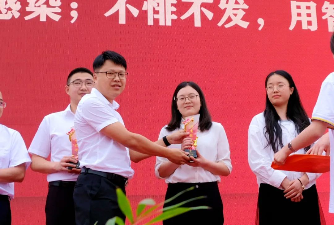 学校领导为获奖老师颁奖2.jpg