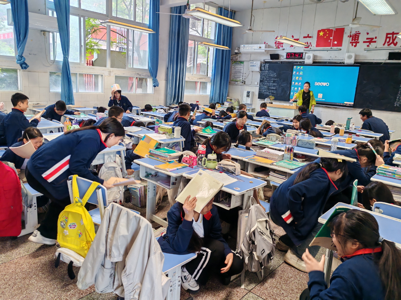 教室内紧急避险（初中部）.jpg