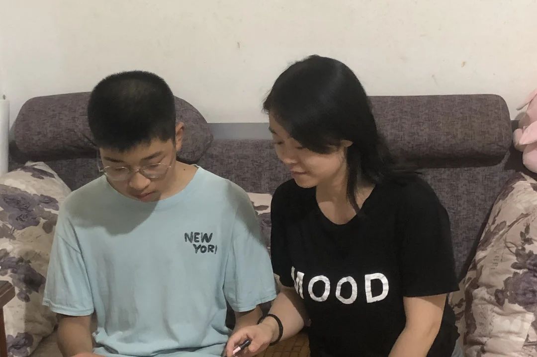 老师们与家长和学生探讨、交流心得5.jpg