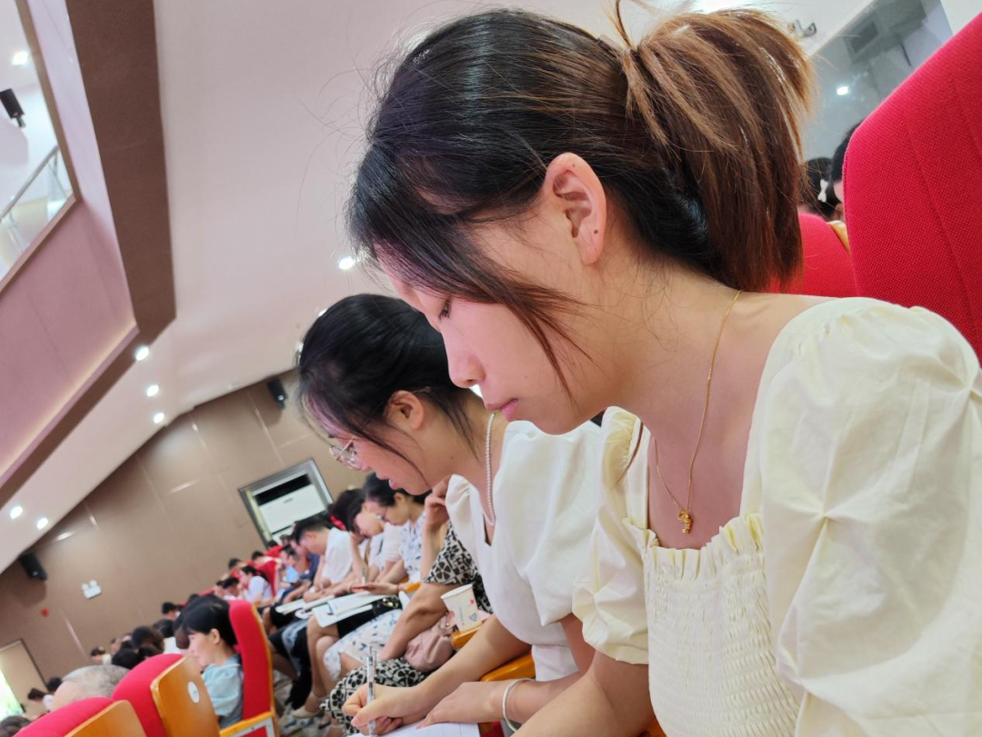 遂宁一中教师学习合照1.png