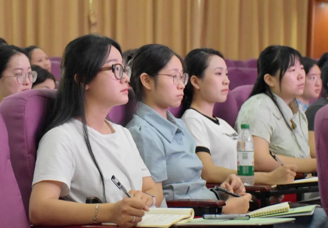 参训教师认真聆听、记录.jpg