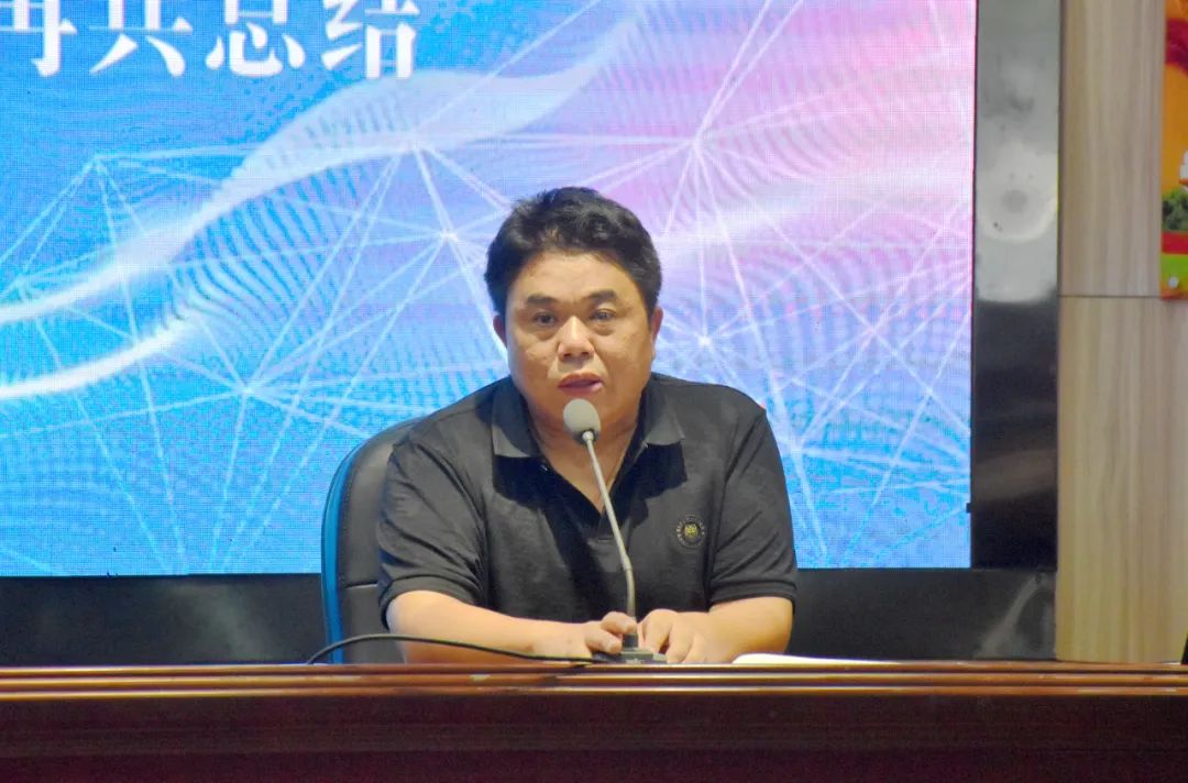 遂宁一中党委副书记、校长邓再兵总结本次培训.jpg