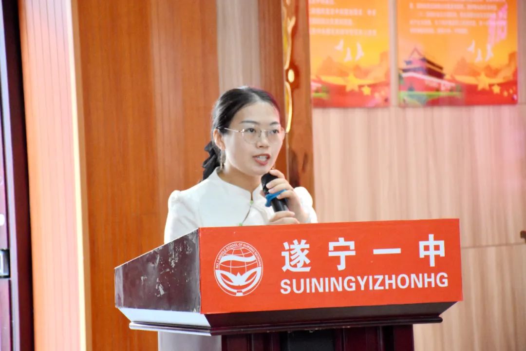 优秀教师代表赖秀芳发言.jpg